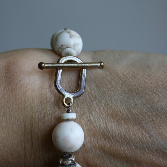 Beautiful white stone beaded bracelet statement piece Summer - Picture 7 of 8